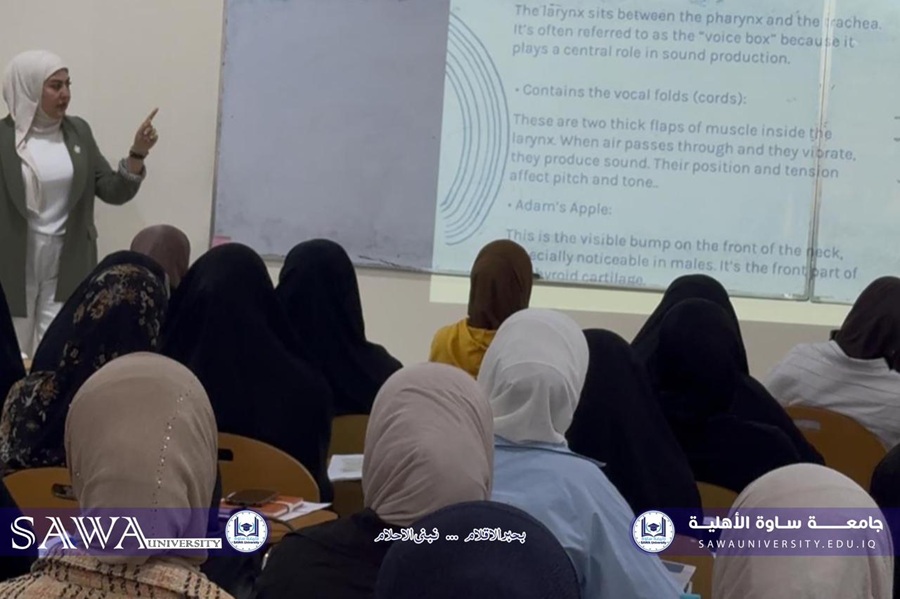 الطالبة أسيل نايف تلقي محاضرة بعنوان الصوتية والحروف الساكنة
